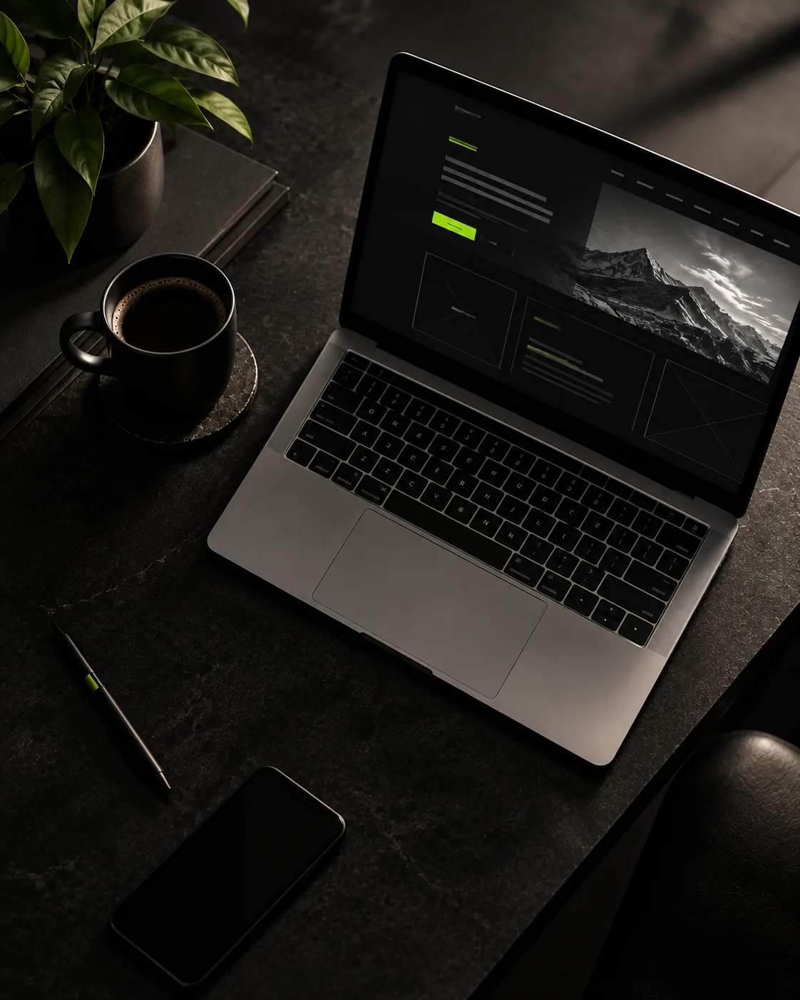 Mesa de estúdio da Monter Web Studio com laptop exibindo um layout de site em construção